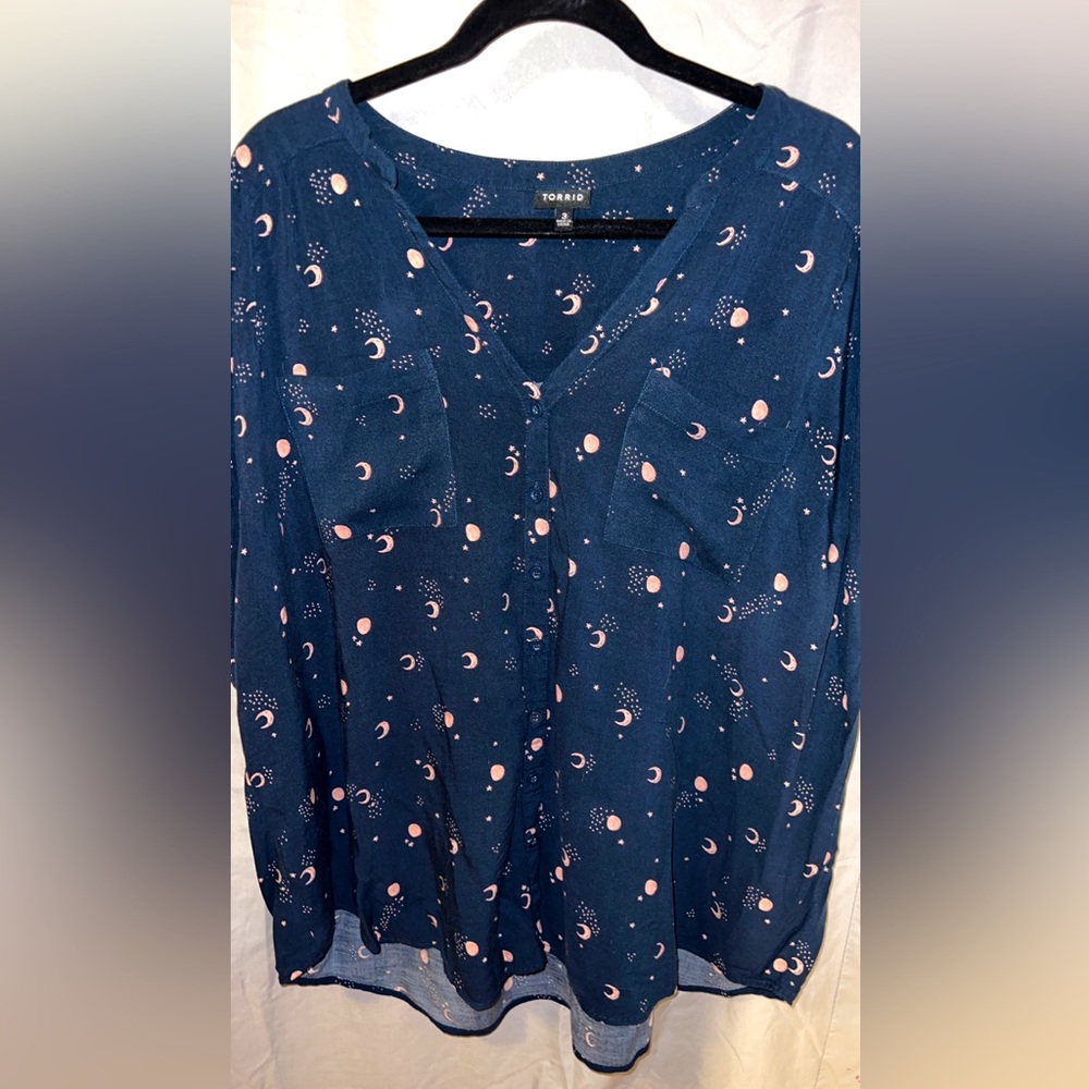 Torrid Navy blue blouse with pink stars and moons.